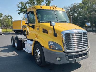 Freightliner Cascadia 113 Day Cab Truck - Detroit 450HP
