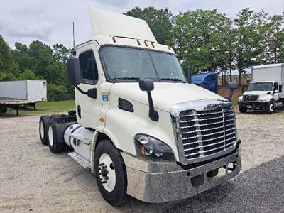 Freightliner Cascadia 113 Day Cab Truck - Detroit 410HP