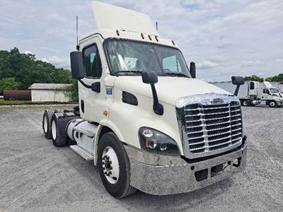 Freightliner Cascadia 113 Day Cab Truck - Detroit 410HP