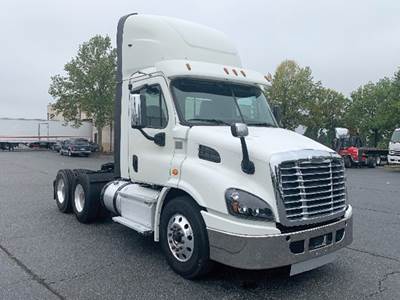 Freightliner Cascadia 113 Day Cab Truck - Detroit 410HP