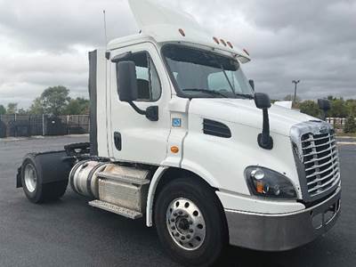 Freightliner Cascadia 113 Day Cab Truck - Detroit 435HP