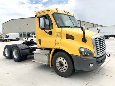 Freightliner Cascadia 113 Day Cab Truck - Detroit 450HP