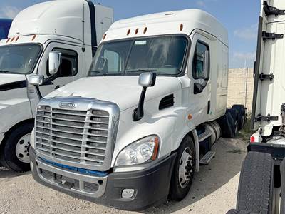 Freightliner Cascadia 113 Day Cab Truck - 450HP