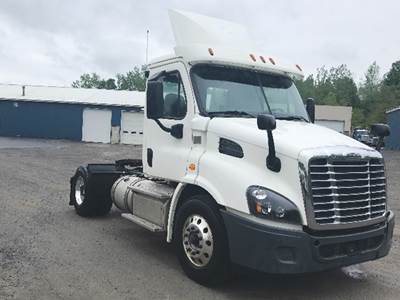Freightliner Cascadia 113 Day Cab Truck - Detroit 410HP