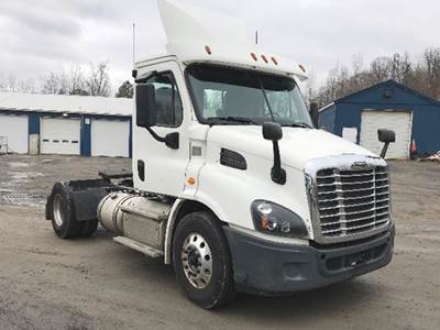Freightliner Cascadia 113 Day Cab Truck - Detroit 410HP