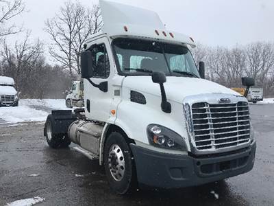 Freightliner Cascadia 113 Day Cab Truck - Detroit 410HP