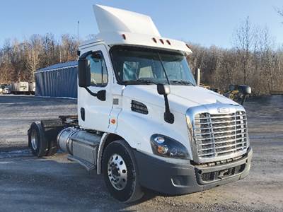 Freightliner Cascadia 113 Day Cab Truck - Detroit 410HP