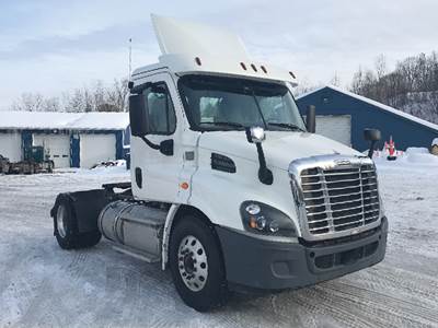 Freightliner Cascadia 113 Day Cab Truck - Detroit 410HP