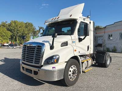 Freightliner Cascadia 113 Day Cab Truck - Detroit 435HP