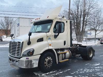 Freightliner Cascadia 113 Day Cab Truck - Detroit 435HP