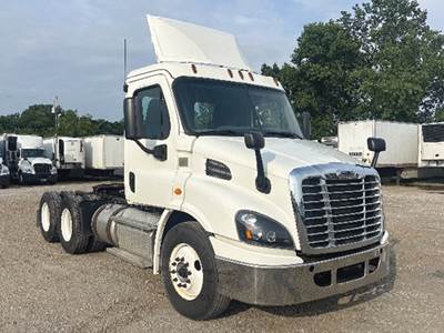 Freightliner Cascadia 113 Day Cab Truck - Detroit 410HP