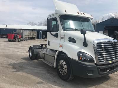 Freightliner Cascadia 113 Day Cab Truck - Detroit 410HP