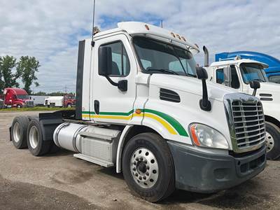Freightliner Cascadia 113 Day Cab Truck - Detroit 455HP