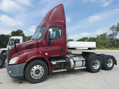 Freightliner Cascadia 113 Day Cab Truck - Detroit 410HP