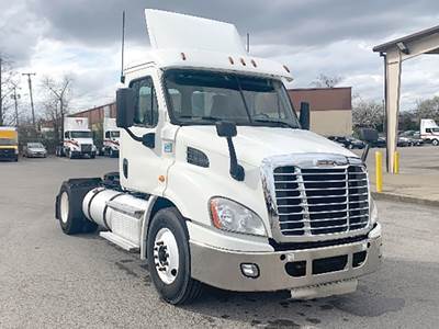 Freightliner Cascadia 113 Day Cab Truck - Detroit 450HP