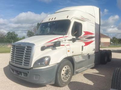 Freightliner Cascadia 113 Day Cab Truck - 450HP
