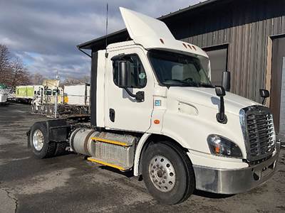 Freightliner Cascadia 113 Day Cab Truck - Detroit 435HP