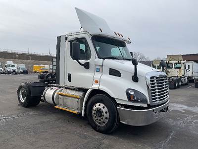 Freightliner Cascadia 113 Day Cab Truck - Detroit 435HP