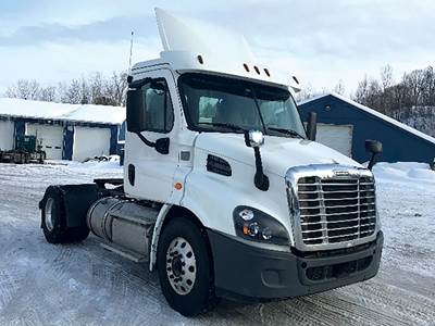 Freightliner Cascadia 113 Day Cab Truck - Detroit 410HP
