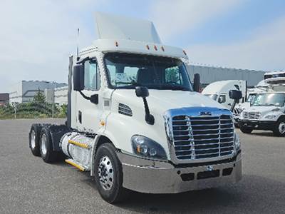 Freightliner Cascadia 113 Day Cab Truck - Detroit 450HP