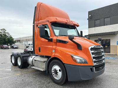 Freightliner Cascadia 116 Day Cab Truck - Detroit 450HP
