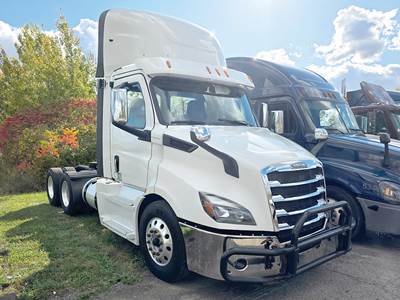 Freightliner Cascadia 116 Day Cab Truck - Detroit 435HP