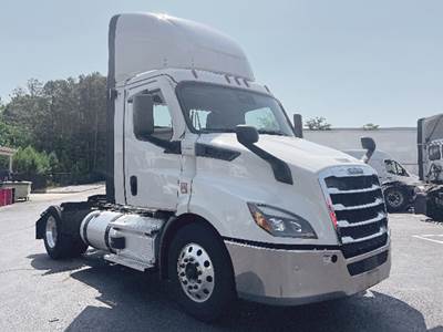 Freightliner Cascadia 116 Day Cab Truck - Detroit 410HP