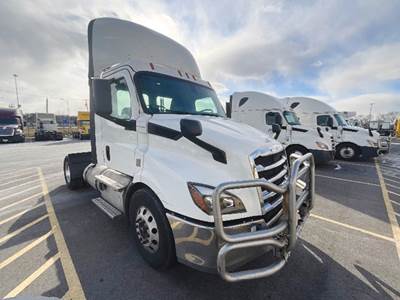 Freightliner Cascadia 116 Day Cab Truck - Detroit 410HP