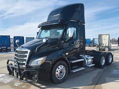 Freightliner Cascadia 116 Day Cab Truck - Detroit 450HP