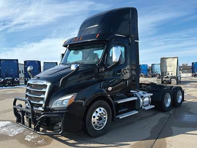 Freightliner Cascadia 116 Day Cab Truck - Detroit 450HP