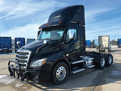 Freightliner Cascadia 116 Day Cab Truck - Detroit 450HP