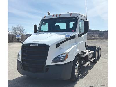 Freightliner Cascadia 116 Day Cab Truck - Detroit 450HP