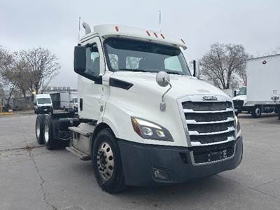Freightliner Cascadia 116 Day Cab Truck - Detroit 470HP