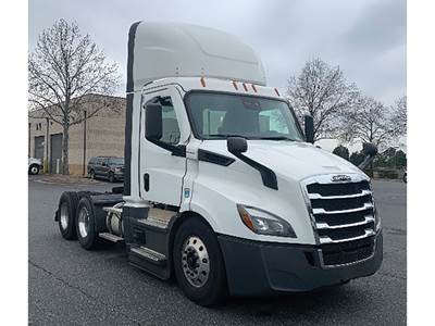 Freightliner Cascadia 116 Day Cab Truck - Detroit 450HP