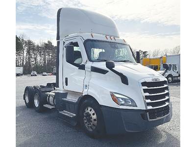 Freightliner Cascadia 116 Day Cab Truck - Detroit 450HP