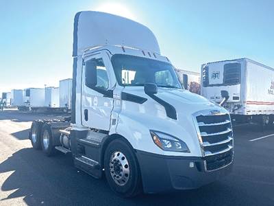 Freightliner Cascadia 116 Day Cab Truck - Detroit 450HP