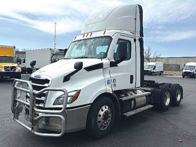 Freightliner Cascadia 116 Day Cab Truck - Detroit 450HP
