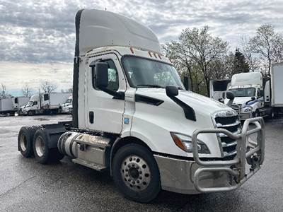 Freightliner Cascadia 116 Day Cab Truck - Detroit 435HP