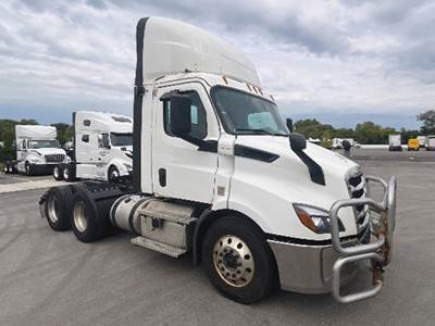 Freightliner Cascadia 116 Day Cab Truck - Detroit 435HP
