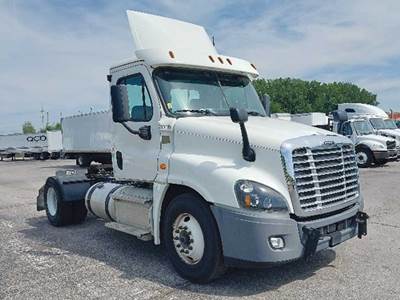 Freightliner Cascadia 125 Day Cab Truck - Detroit 410HP