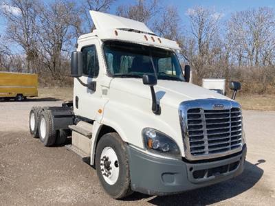Freightliner Cascadia 125 Day Cab Truck - Detroit 435HP
