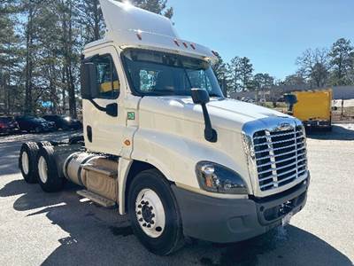 Freightliner Cascadia 125 Day Cab Truck - Detroit 435HP
