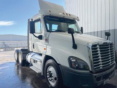 Freightliner Cascadia 125 Day Cab Truck - Detroit 435HP