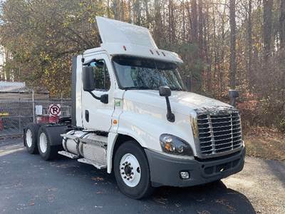 Freightliner Cascadia 125 Day Cab Truck - Detroit 435HP