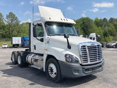 Freightliner Cascadia 125 Day Cab Truck - Detroit 455HP