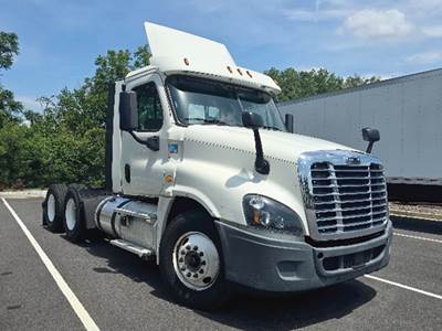 Freightliner Cascadia 125 Day Cab Truck - Detroit 435HP