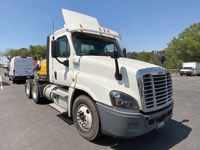 Freightliner Cascadia 125 Day Cab Truck - Detroit 435HP