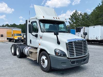 Freightliner Cascadia 125 Day Cab Truck - Detroit 435HP
