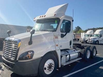 Freightliner Cascadia 125 Day Cab Truck - Detroit 435HP