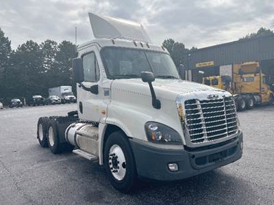 Freightliner Cascadia 125 Day Cab Truck - Detroit 435HP
